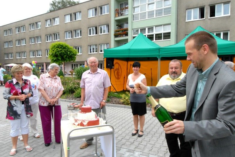 V areálu Domova pro seniory Sedmikráska a Domova se zvláštním režimem Čtyřlístek se ve středu (20.6.2012) po celý den konala zahradní slavnost. V pořadí již čtrnáctá venkovní oslava byla letos zorganizována u příležitosti výročí 50 let od zahájení provozu zařízení. Zváni byli nejen místní obyvatelé, ale také jejich hosté. Areál v Kotíkovské ulici tak zaplnili návštěvníci všech věkových kategorií.