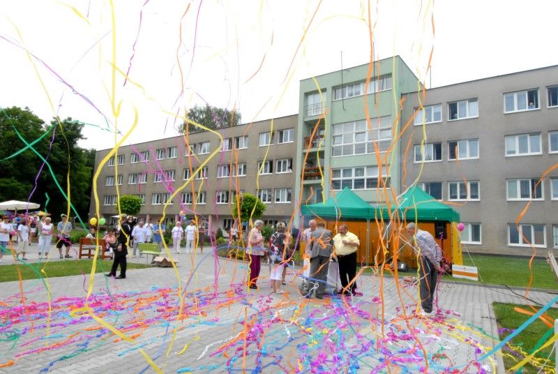 V areálu Domova pro seniory Sedmikráska a Domova se zvláštním režimem Čtyřlístek se ve středu (20.6.2012) po celý den konala zahradní slavnost. V pořadí již čtrnáctá venkovní oslava byla letos zorganizována u příležitosti výročí 50 let od zahájení provozu zařízení. Zváni byli nejen místní obyvatelé, ale také jejich hosté. Areál v Kotíkovské ulici tak zaplnili návštěvníci všech věkových kategorií.