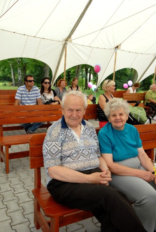 V areálu Domova pro seniory Sedmikráska a Domova se zvláštním režimem Čtyřlístek se ve středu (20.6.2012) po celý den konala zahradní slavnost. V pořadí již čtrnáctá venkovní oslava byla letos zorganizována u příležitosti výročí 50 let od zahájení provozu zařízení. Zváni byli nejen místní obyvatelé, ale také jejich hosté. Areál v Kotíkovské ulici tak zaplnili návštěvníci všech věkových kategorií.