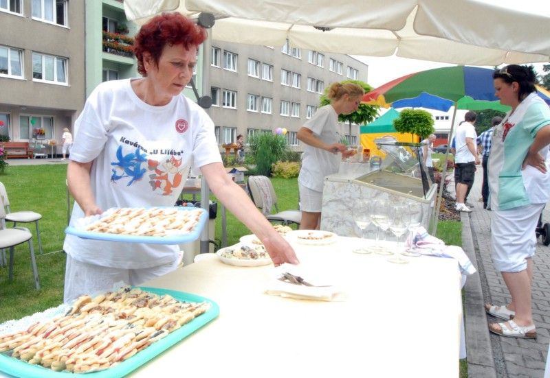 V areálu Domova pro seniory Sedmikráska a Domova se zvláštním režimem Čtyřlístek se ve středu (20.6.2012) po celý den konala zahradní slavnost. V pořadí již čtrnáctá venkovní oslava byla letos zorganizována u příležitosti výročí 50 let od zahájení provozu zařízení. Zváni byli nejen místní obyvatelé, ale také jejich hosté. Areál v Kotíkovské ulici tak zaplnili návštěvníci všech věkových kategorií.