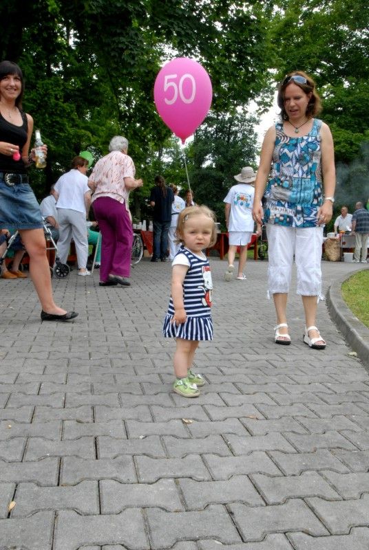V areálu Domova pro seniory Sedmikráska a Domova se zvláštním režimem Čtyřlístek se ve středu (20.6.2012) po celý den konala zahradní slavnost. V pořadí již čtrnáctá venkovní oslava byla letos zorganizována u příležitosti výročí 50 let od zahájení provozu zařízení. Zváni byli nejen místní obyvatelé, ale také jejich hosté. Areál v Kotíkovské ulici tak zaplnili návštěvníci všech věkových kategorií.