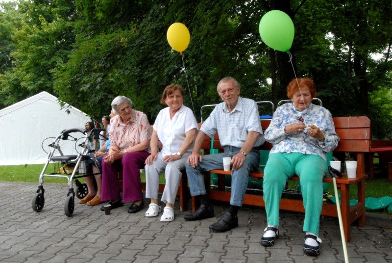 V areálu Domova pro seniory Sedmikráska a Domova se zvláštním režimem Čtyřlístek se ve středu (20.6.2012) po celý den konala zahradní slavnost. V pořadí již čtrnáctá venkovní oslava byla letos zorganizována u příležitosti výročí 50 let od zahájení provozu zařízení. Zváni byli nejen místní obyvatelé, ale také jejich hosté. Areál v Kotíkovské ulici tak zaplnili návštěvníci všech věkových kategorií.