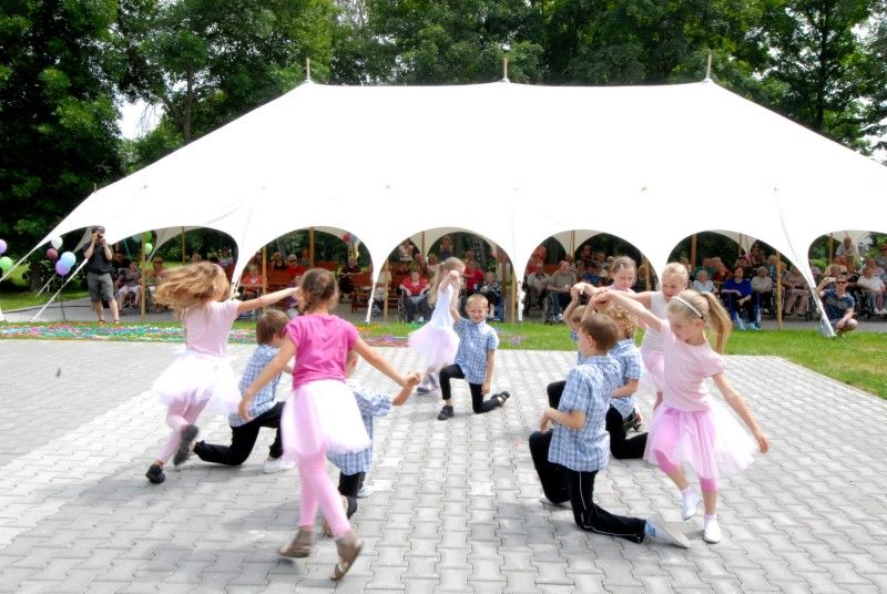 V areálu Domova pro seniory Sedmikráska a Domova se zvláštním režimem Čtyřlístek se ve středu (20.6.2012) po celý den konala zahradní slavnost. V pořadí již čtrnáctá venkovní oslava byla letos zorganizována u příležitosti výročí 50 let od zahájení provozu zařízení. Zváni byli nejen místní obyvatelé, ale také jejich hosté. Areál v Kotíkovské ulici tak zaplnili návštěvníci všech věkových kategorií.