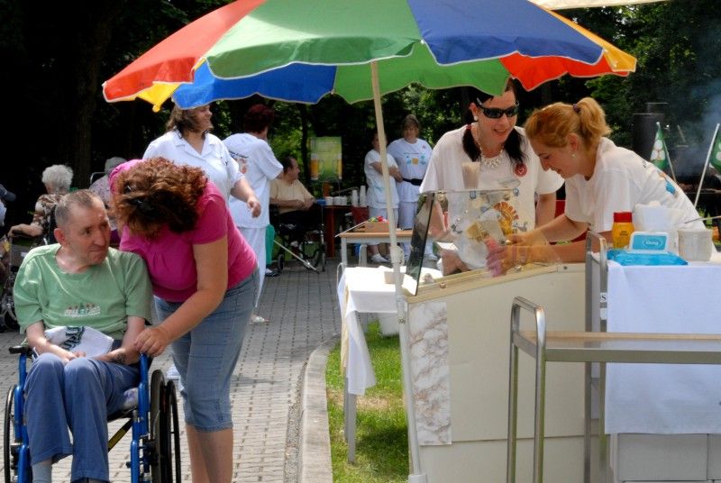 V areálu Domova pro seniory Sedmikráska a Domova se zvláštním režimem Čtyřlístek se ve středu (20.6.2012) po celý den konala zahradní slavnost. V pořadí již čtrnáctá venkovní oslava byla letos zorganizována u příležitosti výročí 50 let od zahájení provozu zařízení. Zváni byli nejen místní obyvatelé, ale také jejich hosté. Areál v Kotíkovské ulici tak zaplnili návštěvníci všech věkových kategorií.