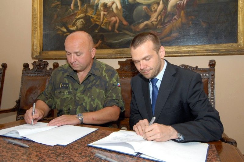 Město podepsalo dohodu o spolupráci s plzeňským krajským vojenským velitelstvím