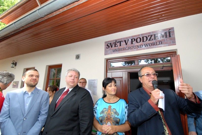 Unikátní expozici Svět v podzemí otevřela 26.6.2012 plzeňská zoologická zahrada v prostorách bývalé německé podzemní pevnosti. Návštěvníci se zde mohou setkat s nejrůznějšími tvory, jejichž přirozeným prostředním je tma či život v jeskyních, studnách, sklepech či kanálech. K vidění jsou zde netopýři, ospalci, píďalky, ale také nejrůznější pavouci, žáby a brouci. Z blízka, ale bezpečně za sklem je tak možné si prohlédnout šváby, stonožku, a také třeba cvrčka. Závěrečná část expozice se věnuje vývoji života od prahor po prvohory.