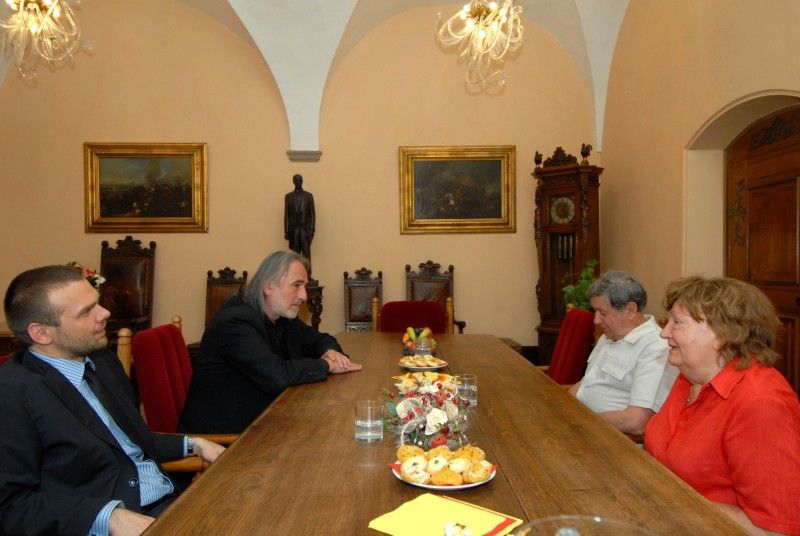 Dlouholetá ředitelka Západočeské galerie Jana Potužáková v pondělí (2.7.2012) odpoledne na pozvání primátora Martina Baxy zavítala na plzeňskou radnici. Setkání, které se uskutečnilo u příležitosti jejího životního jubilea, se neslo ve velice přátelském duchu. Diskutovalo se především o výtvarném umění, budování současných prostor Západočeské galerie i nejrůznějších peripetiích, s kterými se plzeňská galeristka během své dlouholeté praxe v oboru musela potýkat.
