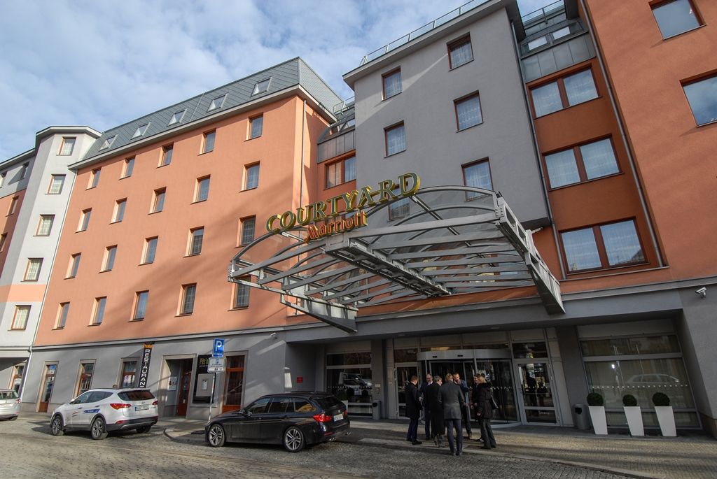 Radní města Plzně se ve středu sešli s vedením klubu FC Viktoria Plzeň, aby při tradičním setkání zhodnotili uplynulou sezonu. Kromě představení nových plánů a projektů, akcí či dalšího rozvoje městského fotbalového stadionu připravil klub pro zástupce radnice krátké video jako prezentaci své činnosti, připomněl dosavadní úspěchy, práci s dětmi a mládeží i emoce, které ke sportu a Plzni patří. Obě strany se shodly na tom, že spolupráce města a klubu je výjimečná, primátor Martin Zrzavecký kromě jiného poděkoval za výbornou reprezentaci města Plzně. (foto: 27.1.2016)