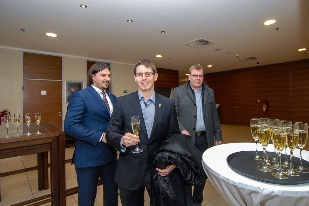 Radní města Plzně se ve středu sešli s vedením klubu FC Viktoria Plzeň, aby při tradičním setkání zhodnotili uplynulou sezonu. Kromě představení nových plánů a projektů, akcí či dalšího rozvoje městského fotbalového stadionu připravil klub pro zástupce radnice krátké video jako prezentaci své činnosti, připomněl dosavadní úspěchy, práci s dětmi a mládeží i emoce, které ke sportu a Plzni patří. Obě strany se shodly na tom, že spolupráce města a klubu je výjimečná, primátor Martin Zrzavecký kromě jiného poděkoval za výbornou reprezentaci města Plzně. (foto: 27.1.2016)