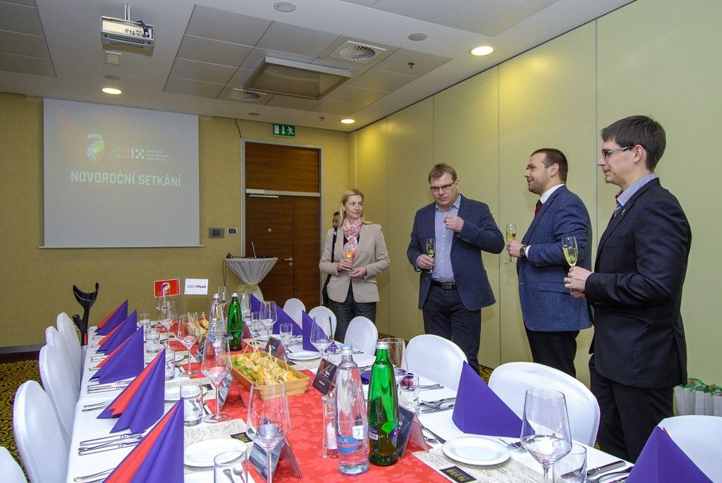 Radní města Plzně se ve středu sešli s vedením klubu FC Viktoria Plzeň, aby při tradičním setkání zhodnotili uplynulou sezonu. Kromě představení nových plánů a projektů, akcí či dalšího rozvoje městského fotbalového stadionu připravil klub pro zástupce radnice krátké video jako prezentaci své činnosti, připomněl dosavadní úspěchy, práci s dětmi a mládeží i emoce, které ke sportu a Plzni patří. Obě strany se shodly na tom, že spolupráce města a klubu je výjimečná, primátor Martin Zrzavecký kromě jiného poděkoval za výbornou reprezentaci města Plzně. (foto: 27.1.2016)