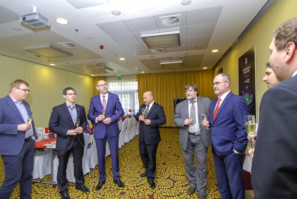 Radní města Plzně se ve středu sešli s vedením klubu FC Viktoria Plzeň, aby při tradičním setkání zhodnotili uplynulou sezonu. Kromě představení nových plánů a projektů, akcí či dalšího rozvoje městského fotbalového stadionu připravil klub pro zástupce radnice krátké video jako prezentaci své činnosti, připomněl dosavadní úspěchy, práci s dětmi a mládeží i emoce, které ke sportu a Plzni patří. Obě strany se shodly na tom, že spolupráce města a klubu je výjimečná, primátor Martin Zrzavecký kromě jiného poděkoval za výbornou reprezentaci města Plzně. (foto: 27.1.2016)