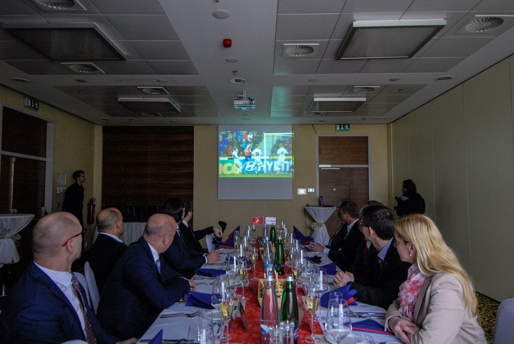 Radní města Plzně se ve středu sešli s vedením klubu FC Viktoria Plzeň, aby při tradičním setkání zhodnotili uplynulou sezonu. Kromě představení nových plánů a projektů, akcí či dalšího rozvoje městského fotbalového stadionu připravil klub pro zástupce radnice krátké video jako prezentaci své činnosti, připomněl dosavadní úspěchy, práci s dětmi a mládeží i emoce, které ke sportu a Plzni patří. Obě strany se shodly na tom, že spolupráce města a klubu je výjimečná, primátor Martin Zrzavecký kromě jiného poděkoval za výbornou reprezentaci města Plzně. (foto: 27.1.2016)