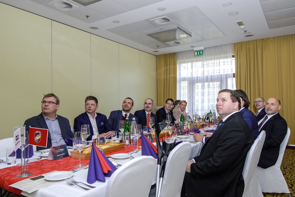 Radní města Plzně se ve středu sešli s vedením klubu FC Viktoria Plzeň, aby při tradičním setkání zhodnotili uplynulou sezonu. Kromě představení nových plánů a projektů, akcí či dalšího rozvoje městského fotbalového stadionu připravil klub pro zástupce radnice krátké video jako prezentaci své činnosti, připomněl dosavadní úspěchy, práci s dětmi a mládeží i emoce, které ke sportu a Plzni patří. Obě strany se shodly na tom, že spolupráce města a klubu je výjimečná, primátor Martin Zrzavecký kromě jiného poděkoval za výbornou reprezentaci města Plzně. (foto: 27.1.2016)