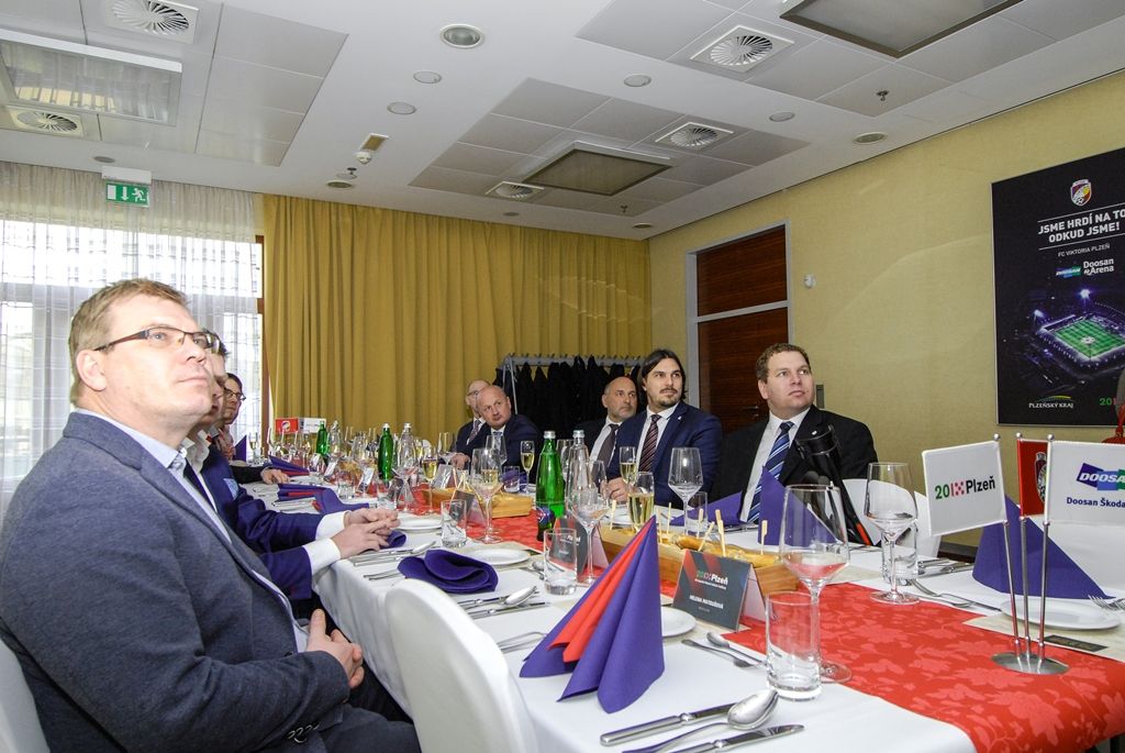 Radní města Plzně se ve středu sešli s vedením klubu FC Viktoria Plzeň, aby při tradičním setkání zhodnotili uplynulou sezonu. Kromě představení nových plánů a projektů, akcí či dalšího rozvoje městského fotbalového stadionu připravil klub pro zástupce radnice krátké video jako prezentaci své činnosti, připomněl dosavadní úspěchy, práci s dětmi a mládeží i emoce, které ke sportu a Plzni patří. Obě strany se shodly na tom, že spolupráce města a klubu je výjimečná, primátor Martin Zrzavecký kromě jiného poděkoval za výbornou reprezentaci města Plzně. (foto: 27.1.2016)