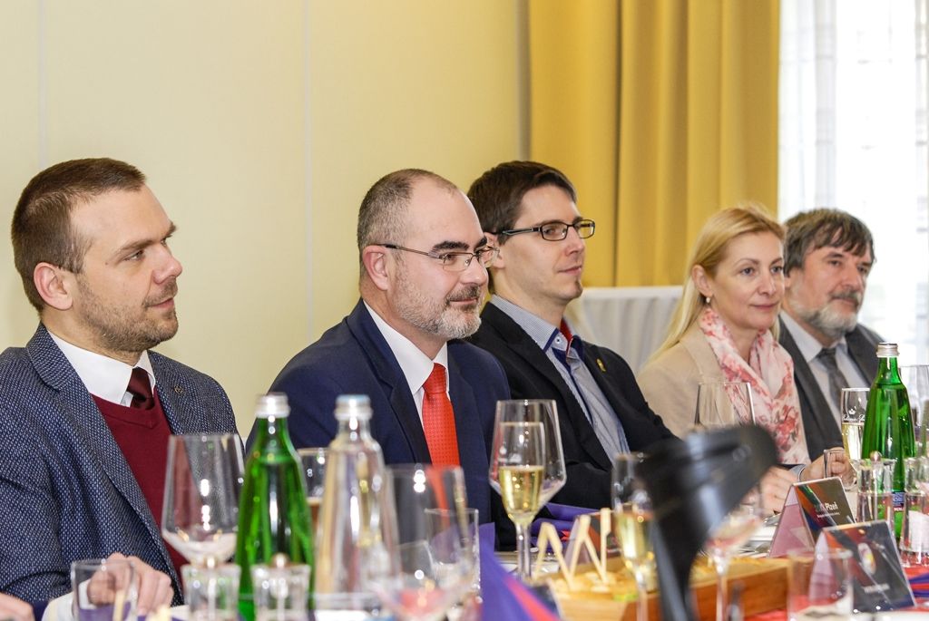 Radní města Plzně se ve středu sešli s vedením klubu FC Viktoria Plzeň, aby při tradičním setkání zhodnotili uplynulou sezonu. Kromě představení nových plánů a projektů, akcí či dalšího rozvoje městského fotbalového stadionu připravil klub pro zástupce radnice krátké video jako prezentaci své činnosti, připomněl dosavadní úspěchy, práci s dětmi a mládeží i emoce, které ke sportu a Plzni patří. Obě strany se shodly na tom, že spolupráce města a klubu je výjimečná, primátor Martin Zrzavecký kromě jiného poděkoval za výbornou reprezentaci města Plzně. (foto: 27.1.2016)