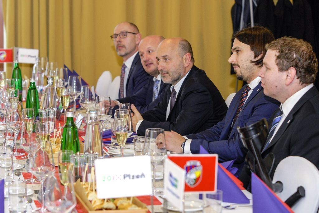Radní města Plzně se ve středu sešli s vedením klubu FC Viktoria Plzeň, aby při tradičním setkání zhodnotili uplynulou sezonu. Kromě představení nových plánů a projektů, akcí či dalšího rozvoje městského fotbalového stadionu připravil klub pro zástupce radnice krátké video jako prezentaci své činnosti, připomněl dosavadní úspěchy, práci s dětmi a mládeží i emoce, které ke sportu a Plzni patří. Obě strany se shodly na tom, že spolupráce města a klubu je výjimečná, primátor Martin Zrzavecký kromě jiného poděkoval za výbornou reprezentaci města Plzně. (foto: 27.1.2016)