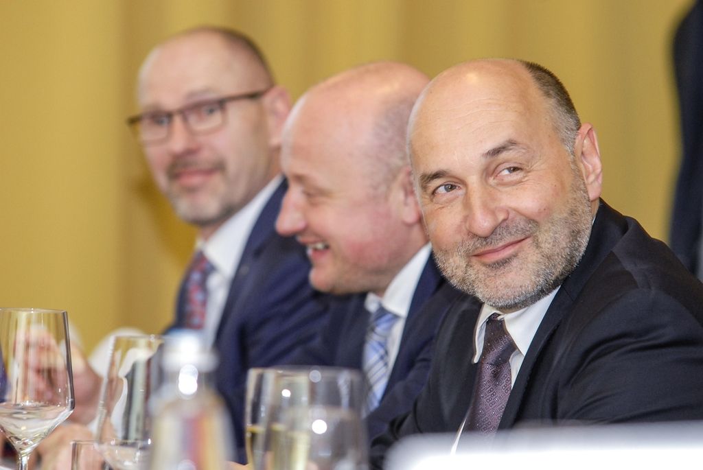 Radní města Plzně se ve středu sešli s vedením klubu FC Viktoria Plzeň, aby při tradičním setkání zhodnotili uplynulou sezonu. Kromě představení nových plánů a projektů, akcí či dalšího rozvoje městského fotbalového stadionu připravil klub pro zástupce radnice krátké video jako prezentaci své činnosti, připomněl dosavadní úspěchy, práci s dětmi a mládeží i emoce, které ke sportu a Plzni patří. Obě strany se shodly na tom, že spolupráce města a klubu je výjimečná, primátor Martin Zrzavecký kromě jiného poděkoval za výbornou reprezentaci města Plzně. (foto: 27.1.2016)