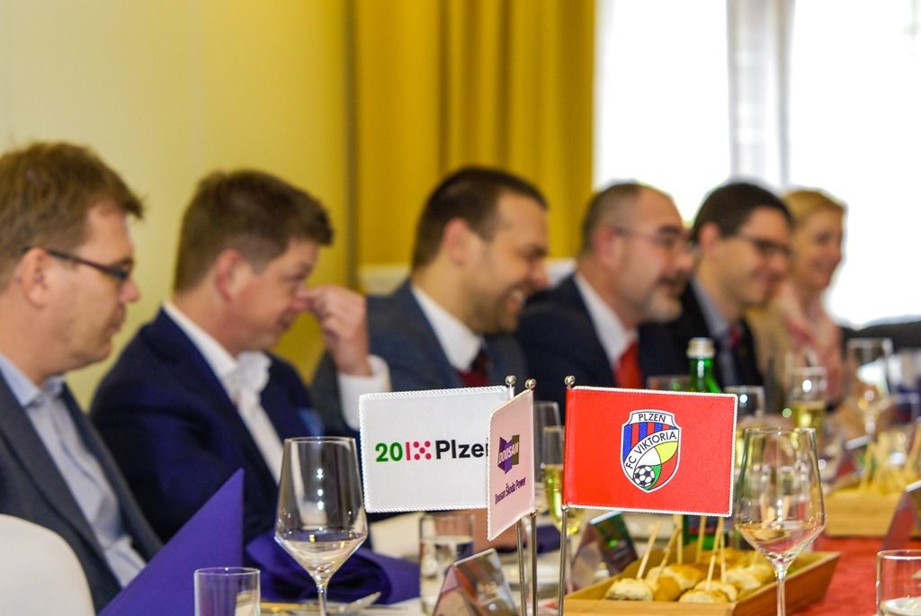 Radní města Plzně se ve středu sešli s vedením klubu FC Viktoria Plzeň, aby při tradičním setkání zhodnotili uplynulou sezonu. Kromě představení nových plánů a projektů, akcí či dalšího rozvoje městského fotbalového stadionu připravil klub pro zástupce radnice krátké video jako prezentaci své činnosti, připomněl dosavadní úspěchy, práci s dětmi a mládeží i emoce, které ke sportu a Plzni patří. Obě strany se shodly na tom, že spolupráce města a klubu je výjimečná, primátor Martin Zrzavecký kromě jiného poděkoval za výbornou reprezentaci města Plzně. (foto: 27.1.2016)
