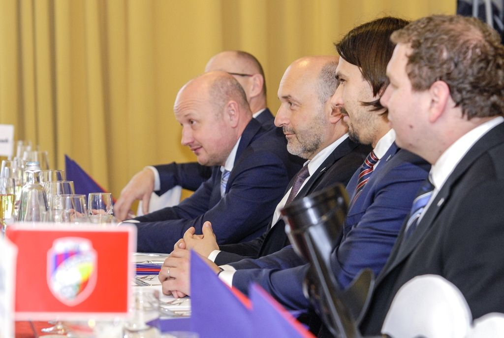 Radní města Plzně se ve středu sešli s vedením klubu FC Viktoria Plzeň, aby při tradičním setkání zhodnotili uplynulou sezonu. Kromě představení nových plánů a projektů, akcí či dalšího rozvoje městského fotbalového stadionu připravil klub pro zástupce radnice krátké video jako prezentaci své činnosti, připomněl dosavadní úspěchy, práci s dětmi a mládeží i emoce, které ke sportu a Plzni patří. Obě strany se shodly na tom, že spolupráce města a klubu je výjimečná, primátor Martin Zrzavecký kromě jiného poděkoval za výbornou reprezentaci města Plzně. (foto: 27.1.2016)