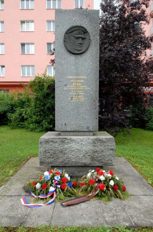 Armádní generál Heliodor Píka se narodil přesně před 115 lety, 3. července 1897. Při této příležitosti si město Plzeň (3.7.2012) připomnělo jeho památku. Primátor Martin Baxa položil květiny u pomníku „účastníka tří odbojů, oběti komunistického teroru“ generála Píky, který se nachází na jednom ze slovanských náměstí pojmenovaném právě po hrdinovi československého zahraničního odboje.