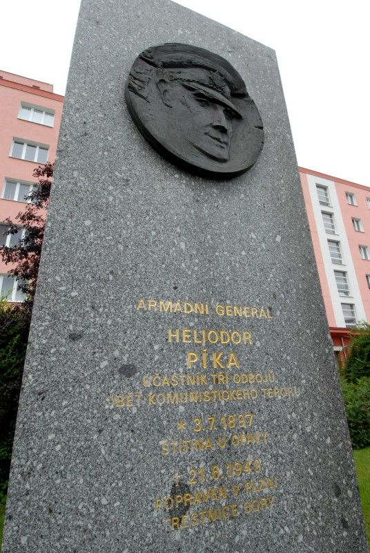 Armádní generál Heliodor Píka se narodil přesně před 115 lety, 3. července 1897. Při této příležitosti si město Plzeň (3.7.2012) připomnělo jeho památku. Primátor Martin Baxa položil květiny u pomníku „účastníka tří odbojů, oběti komunistického teroru“ generála Píky, který se nachází na jednom ze slovanských náměstí pojmenovaném právě po hrdinovi československého zahraničního odboje.