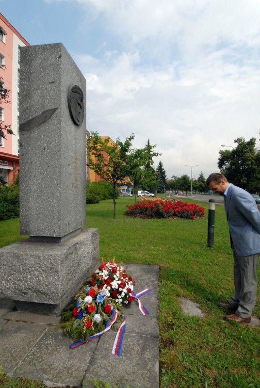 Armádní generál Heliodor Píka se narodil přesně před 115 lety, 3. července 1897. Při této příležitosti si město Plzeň (3.7.2012) připomnělo jeho památku. Primátor Martin Baxa položil květiny u pomníku „účastníka tří odbojů, oběti komunistického teroru“ generála Píky, který se nachází na jednom ze slovanských náměstí pojmenovaném právě po hrdinovi československého zahraničního odboje.