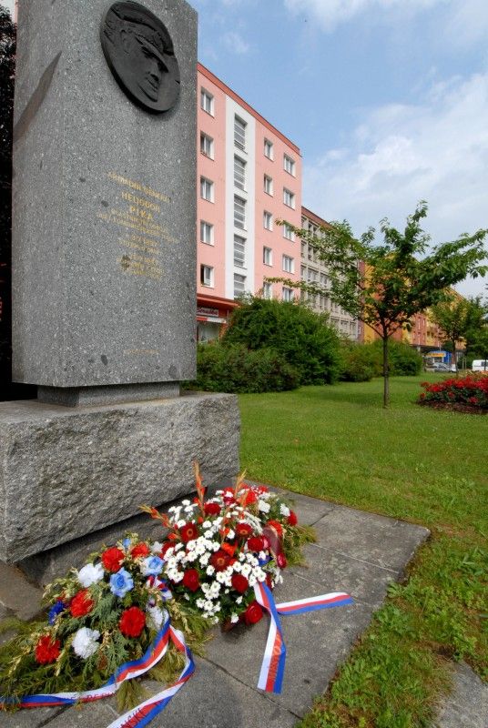 Armádní generál Heliodor Píka se narodil přesně před 115 lety, 3. července 1897. Při této příležitosti si město Plzeň (3.7.2012) připomnělo jeho památku. Primátor Martin Baxa položil květiny u pomníku „účastníka tří odbojů, oběti komunistického teroru“ generála Píky, který se nachází na jednom ze slovanských náměstí pojmenovaném právě po hrdinovi československého zahraničního odboje.