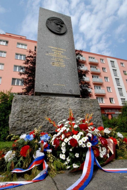 Armádní generál Heliodor Píka se narodil přesně před 115 lety, 3. července 1897. Při této příležitosti si město Plzeň (3.7.2012) připomnělo jeho památku. Primátor Martin Baxa položil květiny u pomníku „účastníka tří odbojů, oběti komunistického teroru“ generála Píky, který se nachází na jednom ze slovanských náměstí pojmenovaném právě po hrdinovi československého zahraničního odboje.