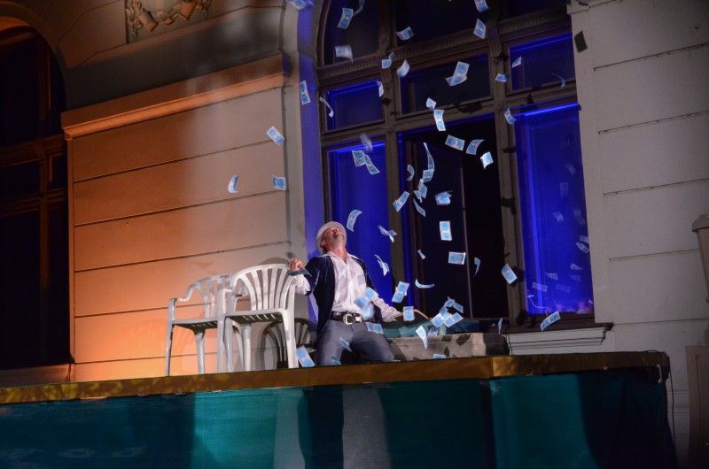 Z představení V nouzi poznáš přítele (Foto: Jiří Holomíček)