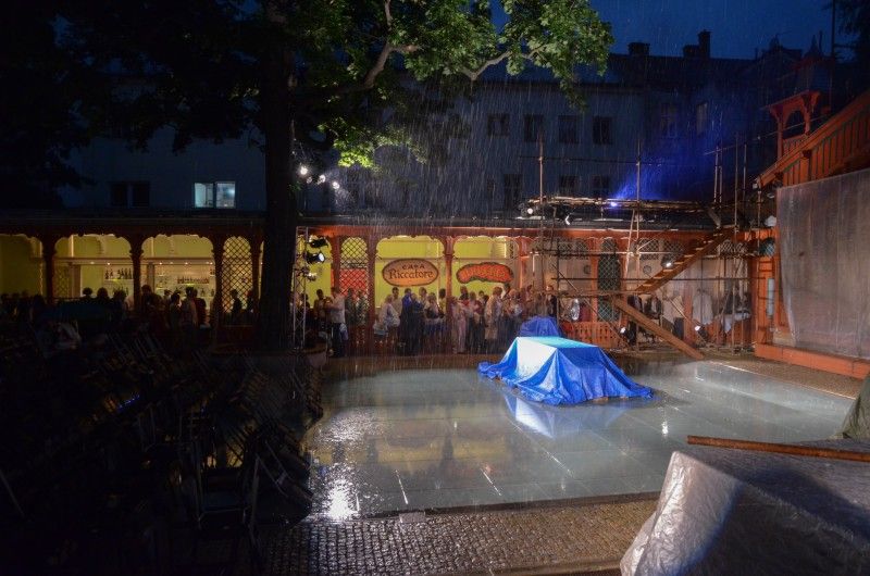 Z představení V nouzi poznáš přítele (Foto: Jiří Holomíček)