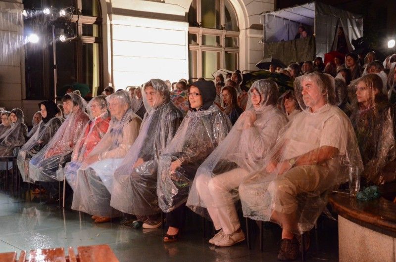 Z představení V nouzi poznáš přítele (Foto: Jiří Holomíček)