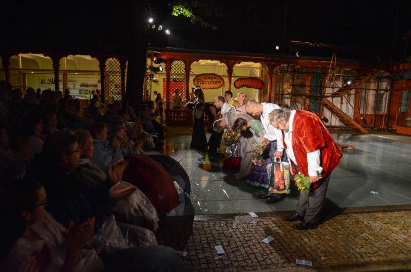 Z představení V nouzi poznáš přítele (Foto: Jiří Holomíček)