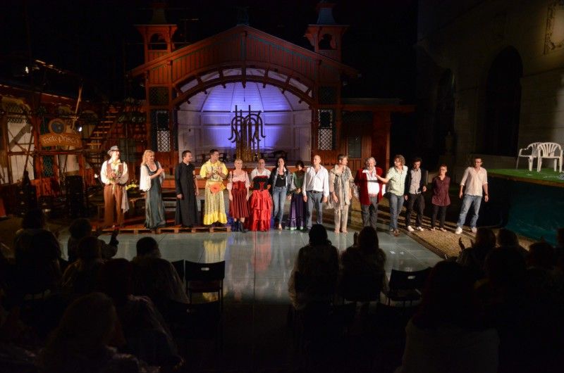 Z představení V nouzi poznáš přítele (Foto: Jiří Holomíček)