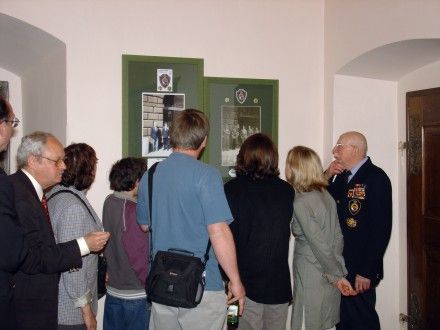 Předávání Ceny Jana Palacha se zúčastnil i veterán vyfotografovaný před plzeňskou radnicí v roce 1945