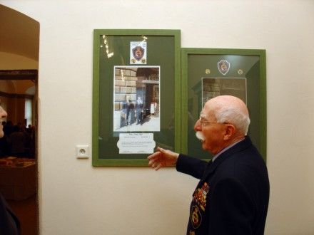 Předávání Ceny Jana Palacha se zúčastnil i veterán vyfotografovaný před plzeňskou radnicí v roce 1945