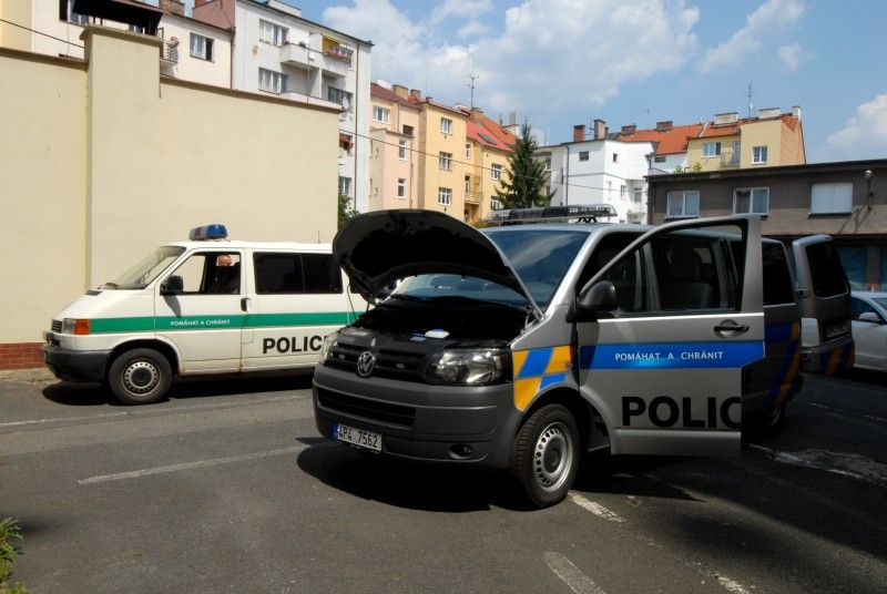 Krajské policejní ředitelství od čtvrtka (26.7.2012) disponuje novým devítimístným vozidlem, které pro své účely bude využívat především pořádková jednotka. Tomu je přizpůsobeno i nestandardní vybavení. Automobil má například zadní dveře na obou stranách, což zvyšuje akceschopnost posádky. Součásti výbavy vozidla je mimo jiné trezor na zbraně.