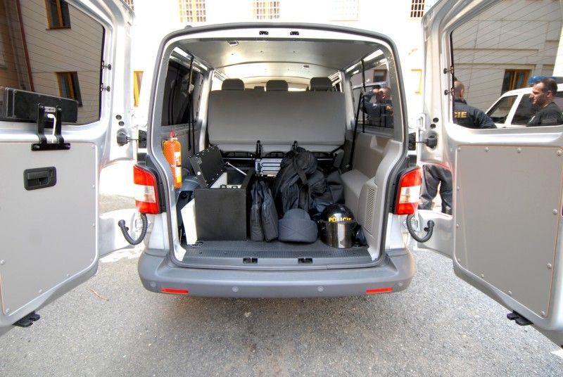 Krajské policejní ředitelství od čtvrtka (26.7.2012) disponuje novým devítimístným vozidlem, které pro své účely bude využívat především pořádková jednotka. Tomu je přizpůsobeno i nestandardní vybavení. Automobil má například zadní dveře na obou stranách, což zvyšuje akceschopnost posádky. Součásti výbavy vozidla je mimo jiné trezor na zbraně.