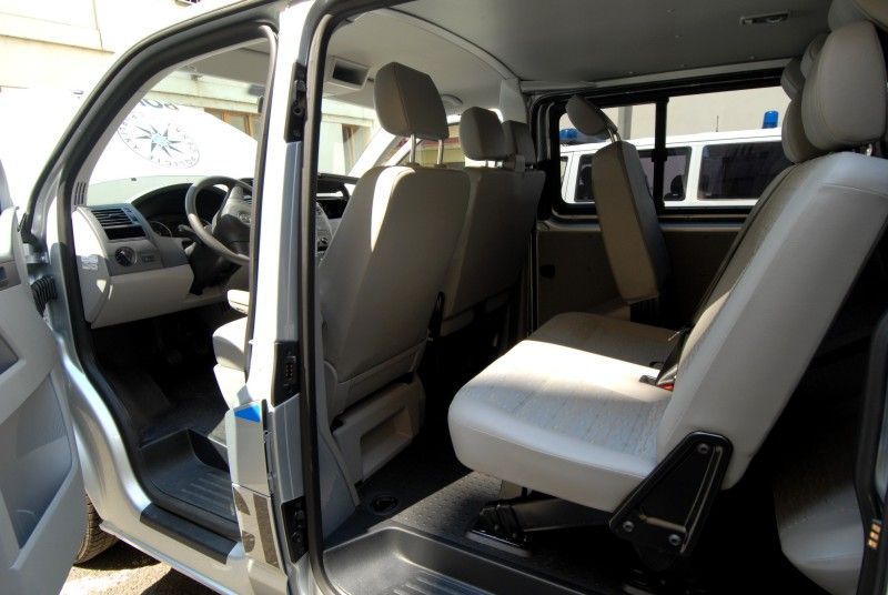 Krajské policejní ředitelství od čtvrtka (26.7.2012) disponuje novým devítimístným vozidlem, které pro své účely bude využívat především pořádková jednotka. Tomu je přizpůsobeno i nestandardní vybavení. Automobil má například zadní dveře na obou stranách, což zvyšuje akceschopnost posádky. Součásti výbavy vozidla je mimo jiné trezor na zbraně.