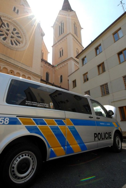 Krajské policejní ředitelství od čtvrtka (26.7.2012) disponuje novým devítimístným vozidlem, které pro své účely bude využívat především pořádková jednotka. Tomu je přizpůsobeno i nestandardní vybavení. Automobil má například zadní dveře na obou stranách, což zvyšuje akceschopnost posádky. Součásti výbavy vozidla je mimo jiné trezor na zbraně.