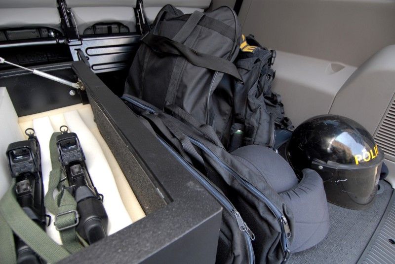 Krajské policejní ředitelství od čtvrtka (26.7.2012) disponuje novým devítimístným vozidlem, které pro své účely bude využívat především pořádková jednotka. Tomu je přizpůsobeno i nestandardní vybavení. Automobil má například zadní dveře na obou stranách, což zvyšuje akceschopnost posádky. Součásti výbavy vozidla je mimo jiné trezor na zbraně.