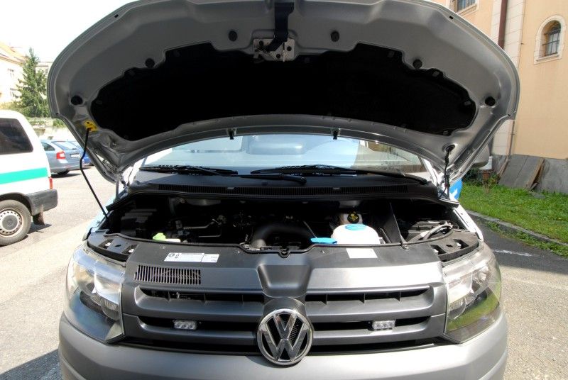 Krajské policejní ředitelství od čtvrtka (26.7.2012) disponuje novým devítimístným vozidlem, které pro své účely bude využívat především pořádková jednotka. Tomu je přizpůsobeno i nestandardní vybavení. Automobil má například zadní dveře na obou stranách, což zvyšuje akceschopnost posádky. Součásti výbavy vozidla je mimo jiné trezor na zbraně.