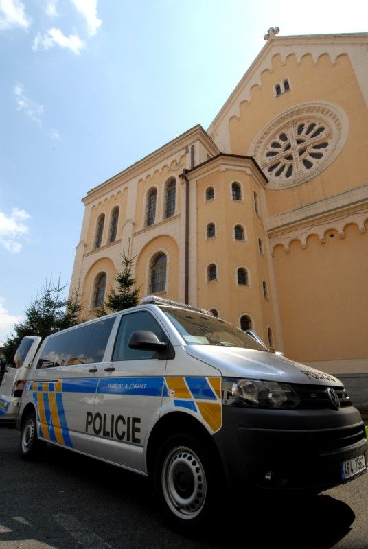 Krajské policejní ředitelství od čtvrtka (26.7.2012) disponuje novým devítimístným vozidlem, které pro své účely bude využívat především pořádková jednotka. Tomu je přizpůsobeno i nestandardní vybavení. Automobil má například zadní dveře na obou stranách, což zvyšuje akceschopnost posádky. Součásti výbavy vozidla je mimo jiné trezor na zbraně.