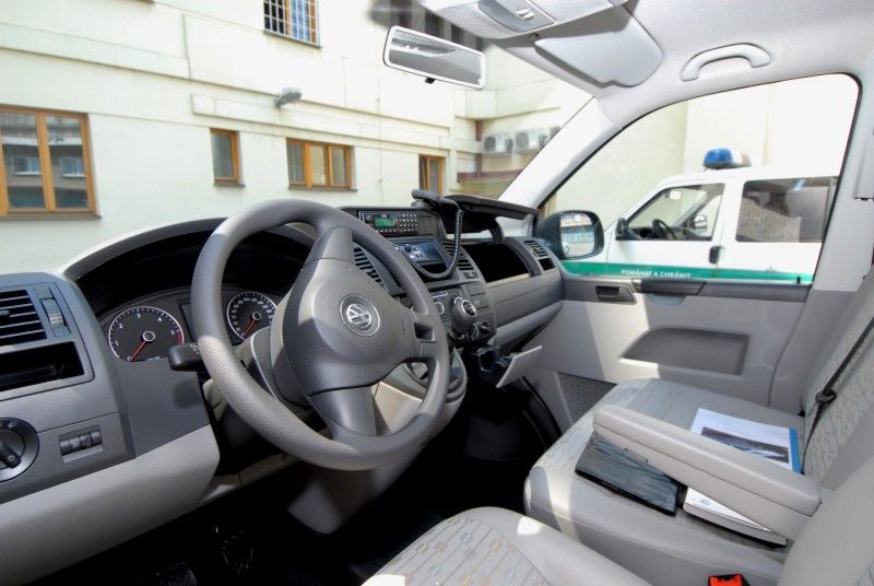 Krajské policejní ředitelství od čtvrtka (26.7.2012) disponuje novým devítimístným vozidlem, které pro své účely bude využívat především pořádková jednotka. Tomu je přizpůsobeno i nestandardní vybavení. Automobil má například zadní dveře na obou stranách, což zvyšuje akceschopnost posádky. Součásti výbavy vozidla je mimo jiné trezor na zbraně.