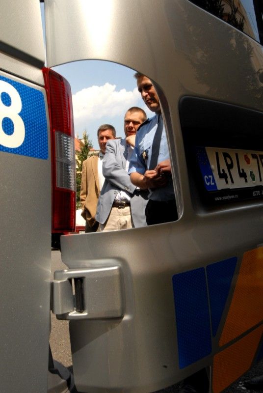Krajské policejní ředitelství od čtvrtka (26.7.2012) disponuje novým devítimístným vozidlem, které pro své účely bude využívat především pořádková jednotka. Tomu je přizpůsobeno i nestandardní vybavení. Automobil má například zadní dveře na obou stranách, což zvyšuje akceschopnost posádky. Součásti výbavy vozidla je mimo jiné trezor na zbraně.
