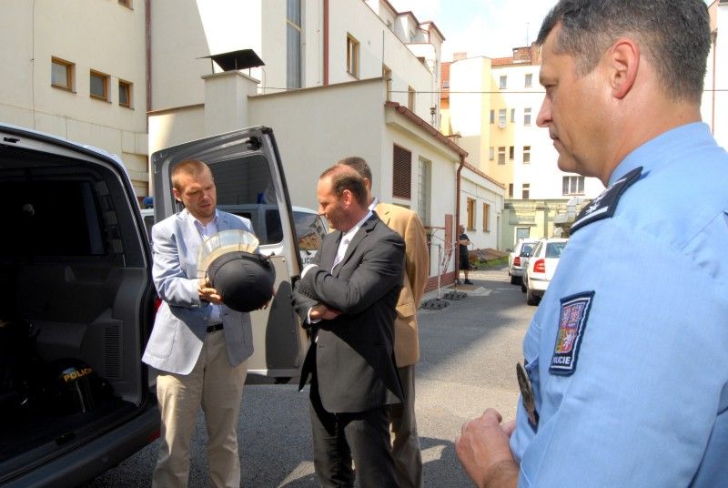 Krajské policejní ředitelství od čtvrtka (26.7.2012) disponuje novým devítimístným vozidlem, které pro své účely bude využívat především pořádková jednotka. Tomu je přizpůsobeno i nestandardní vybavení. Automobil má například zadní dveře na obou stranách, což zvyšuje akceschopnost posádky. Součásti výbavy vozidla je mimo jiné trezor na zbraně.