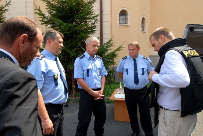 Krajské policejní ředitelství od čtvrtka (26.7.2012) disponuje novým devítimístným vozidlem, které pro své účely bude využívat především pořádková jednotka. Tomu je přizpůsobeno i nestandardní vybavení. Automobil má například zadní dveře na obou stranách, což zvyšuje akceschopnost posádky. Součásti výbavy vozidla je mimo jiné trezor na zbraně.