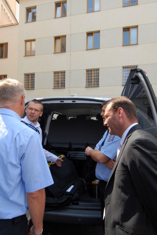 Krajské policejní ředitelství od čtvrtka (26.7.2012) disponuje novým devítimístným vozidlem, které pro své účely bude využívat především pořádková jednotka. Tomu je přizpůsobeno i nestandardní vybavení. Automobil má například zadní dveře na obou stranách, což zvyšuje akceschopnost posádky. Součásti výbavy vozidla je mimo jiné trezor na zbraně.