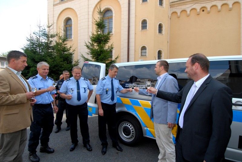 Krajské policejní ředitelství od čtvrtka (26.7.2012) disponuje novým devítimístným vozidlem, které pro své účely bude využívat především pořádková jednotka. Tomu je přizpůsobeno i nestandardní vybavení. Automobil má například zadní dveře na obou stranách, což zvyšuje akceschopnost posádky. Součásti výbavy vozidla je mimo jiné trezor na zbraně.