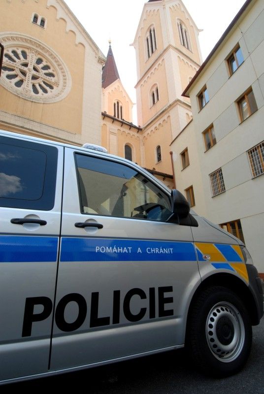 Krajské policejní ředitelství od čtvrtka (26.7.2012) disponuje novým devítimístným vozidlem, které pro své účely bude využívat především pořádková jednotka. Tomu je přizpůsobeno i nestandardní vybavení. Automobil má například zadní dveře na obou stranách, což zvyšuje akceschopnost posádky. Součásti výbavy vozidla je mimo jiné trezor na zbraně.