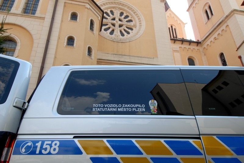 Krajské policejní ředitelství od čtvrtka (26.7.2012) disponuje novým devítimístným vozidlem, které pro své účely bude využívat především pořádková jednotka. Tomu je přizpůsobeno i nestandardní vybavení. Automobil má například zadní dveře na obou stranách, což zvyšuje akceschopnost posádky. Součásti výbavy vozidla je mimo jiné trezor na zbraně.